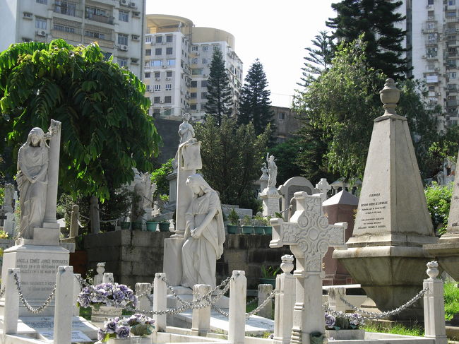 聖ミカエル墓地　彫刻が美しい墓石が並びます