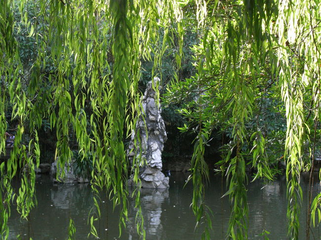 ロウ・リム・イオック庭園　蓮池に不思議な形の石が見えます。自分には天女に見えました。
