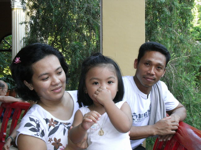 ロウ・リム・イオック庭園に遊びに来ていた家族連れを撮りました。なんで鼻を押さえているの?