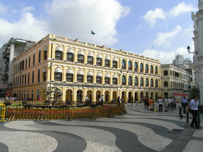 セナド広場　思ったより小さいですが、ここの石畳が綺麗です。広場には、大きいスクリーンを設置して北京オリンピックを写していました。