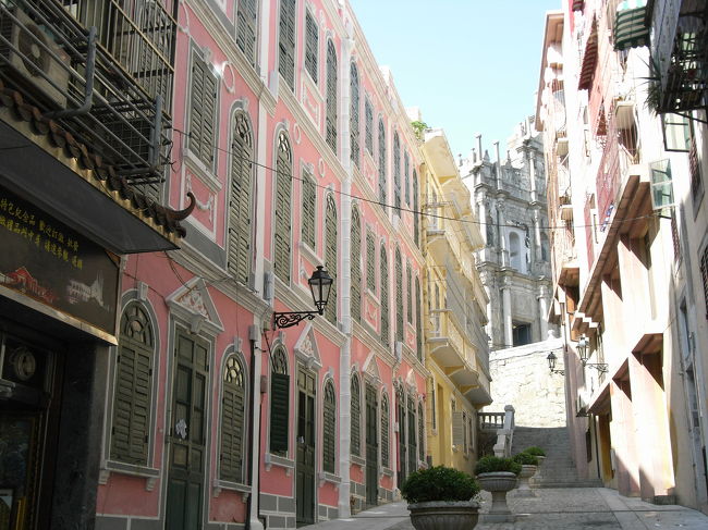 リュンゴイホン　この小さい小道から奥に聖ポール天主堂跡が見えます。