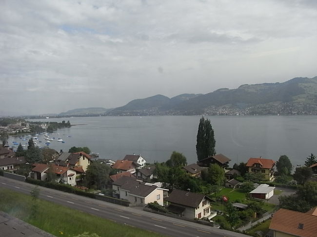 スイスの最高峰、<br />ユングフラウへ今回は行きません。<br />（私は行ったことないんですけど）<br />私たちを乗せた列車は<br />一路、南へと向かいます。