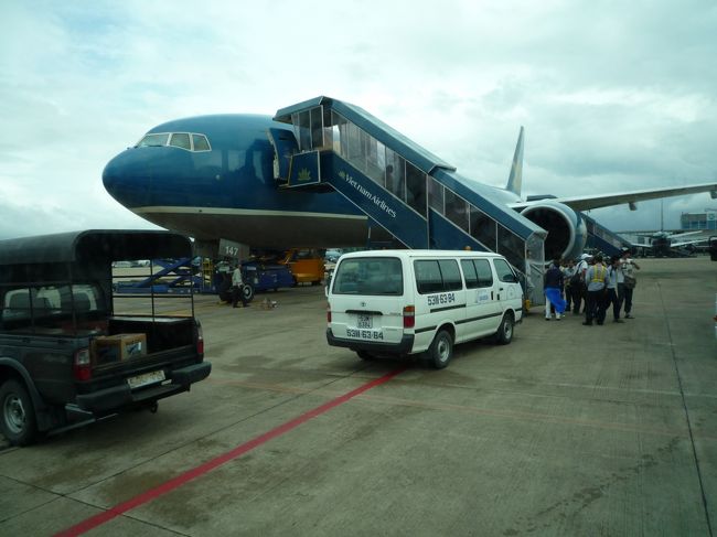 ホーチミン到着。あいにくの雨模様。<br />乗り換えを自分達で行う必要があったから、ホントは両替とかをしようと思っていたんだけど、ちょっと時間に余裕を持たせたくって国内線空港に直行。<br />でも国内線の待合ロビーのPOST Officeで両替ができたのでよかったぁ〜