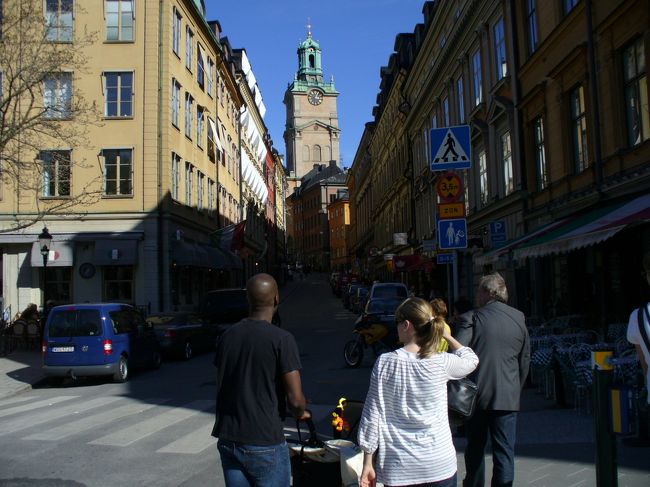 道の正面に見える大聖堂までの通りは、<br />結構、人通りも多いようです。<br /><br />両側には、レストランやお土産屋さんが、<br />立ち並びます。<br /><br />Maiたちも、大聖堂に向かい歩きはじめます。<br />