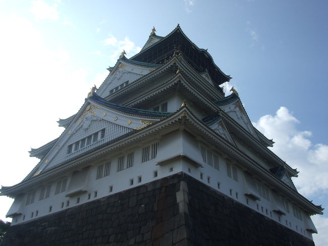 朝ごはんも食べて、一息ついたところで大阪城天守閣へ。<br />さわやかな配色で、とてもキレイなお城ですね☆