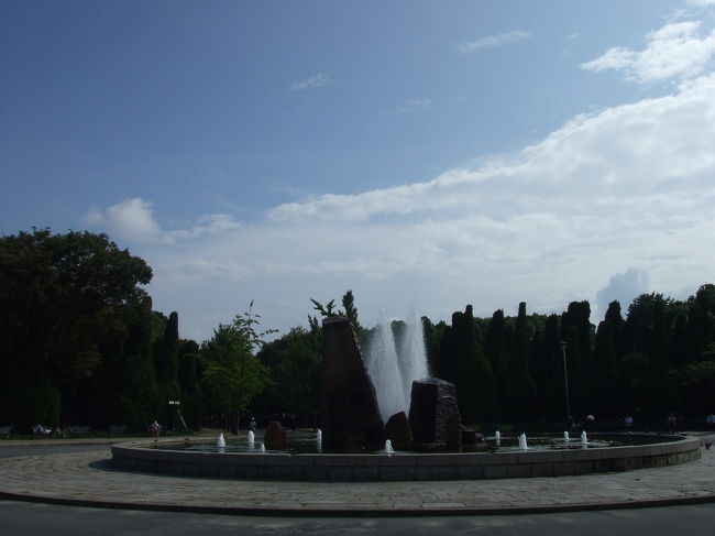 森ノ宮駅の方へてくてく歩いていくと、途中に大きな噴水が。<br />なんだか癒されますね〜。。。<br />いやしかし、暑い（＾＾；）<br /><br />次は森ノ宮駅から、京都駅へ向います。