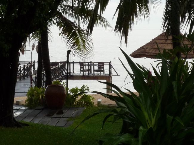 2日目朝。部屋からの眺め。<br /><br />あいにくの曇り空。でも前日の雨を考えればラッキー。晴れ間も見えているし！散歩してたらちょっとだけ日差しも。暑！