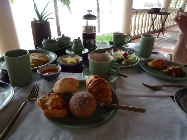 2日目　朝食。ビュッフェスタイル。<br />どれも食事はおいしかったけど、パンが特に夫婦でお気に入り。クロワッサンがもちもち！<br />スタッフの笑顔は今日も最高ですねぇ〜<br />そうそう。日本人スタッフの方がわざわざ挨拶に来てくれる気遣い。英語が苦手の二人にはうれしかったっす！<br /><br />食事の後にビジネスセンタに寄ったらなぜかゴルゴ１３の漫画がおいてあるのを発見！？