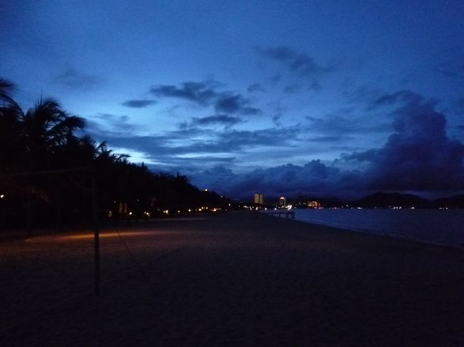 2日目ビーチにて。<br /><br />昼食後ビーチでまったり読書をしてすごす。ハンモックもあって夫婦ではしゃいでしまった。意外と揺らすと面白いっすねぇ〜〜<br />写真の夜景でみると明日は晴れそうかな？？