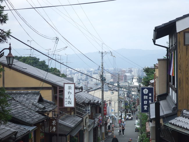 京都駅のバスターミナルで、ちょうど来ていたバスに乗りました。<br />バスは三十三間堂を通ったので、降りようかと迷ってたら過ぎてしまった〜。<br />で、しばらく行くと今度は清水寺に近づいてきました。<br />五条坂っていうバス停で降りて、その坂を上っていきました。茶わん坂って書いてあるように、茶わんのお店がたくさん並んでました。