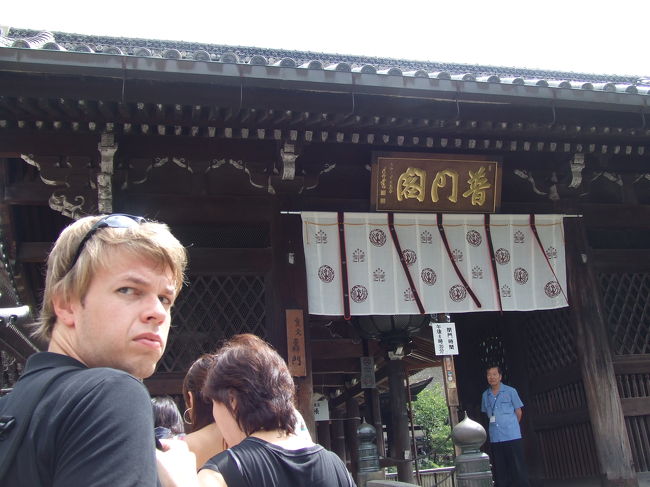 この門の手前右側で券(300円)を買ったら列に並びます。<br />何の列？と思ってたら、ここで手を清めるそうです。<br />写真とる時に、ちょうど前にいた外国人の方がこっち向いちゃった(＾＾;)<br />で、手を清めたら右奥の青い服の人に券を見せて中に入りました。<br />中に入ると、ちょうど御本尊御開帳中だったので100円払って入ってみました。(御本尊の中は写真不可)