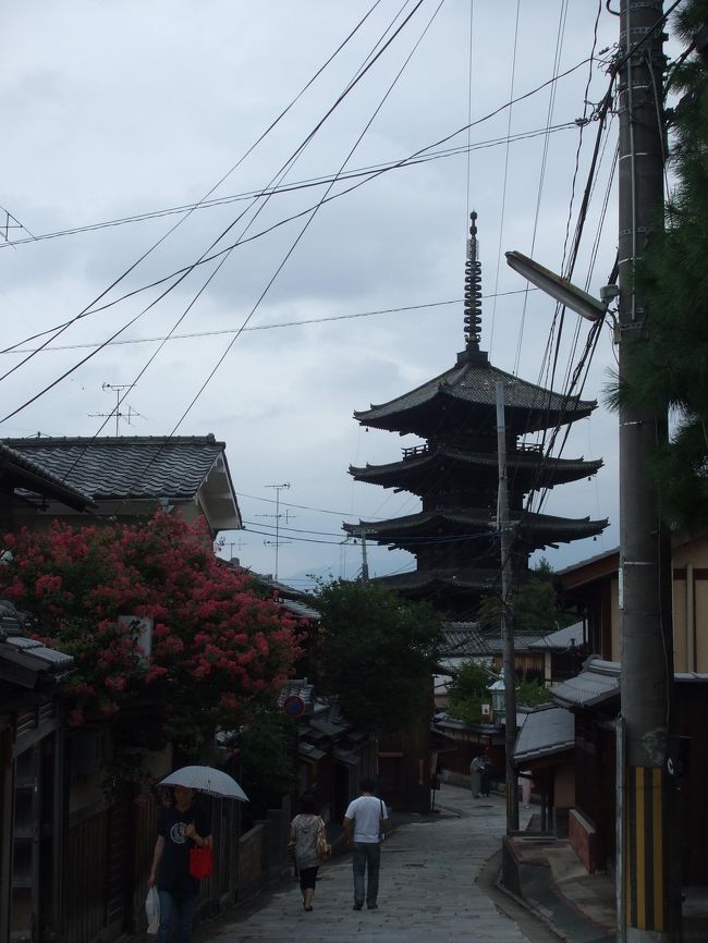 八坂の塔に近づいてきました。<br />浴衣着てるカップルとかが結構いましたねえ。<br />後は、人力車もたくさんいました！