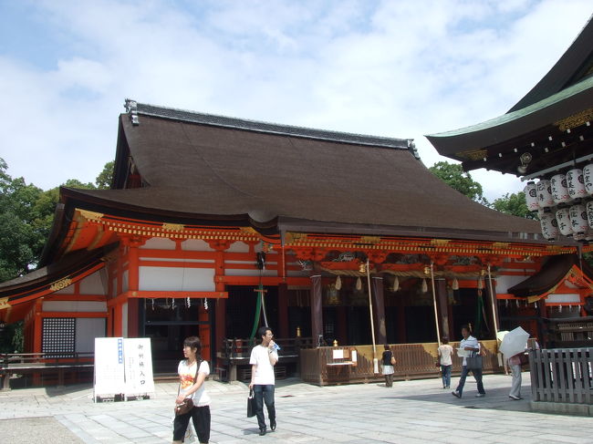 八坂神社の境内。ここは拝観自由でした。