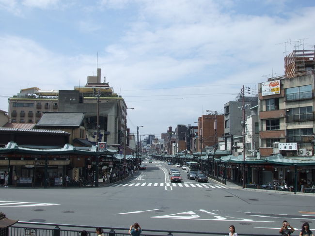 八坂神社の正面入口から撮った祇園の交差点。