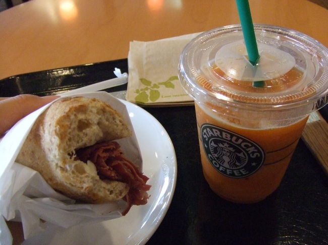 お腹が減ったので、祇園のスタバに入っちゃいました(笑)<br />・マンゴーパッションフラペチーノ<br />・フィローネ　ビーフパストラミ