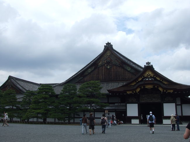 スタバを出たところでまたバスに乗りました。<br />今度は二条城へ。<br />(入場600円)