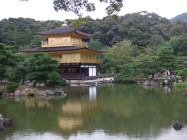 かなり汗だくになって、そろそろお風呂に入りたいな〜、と思ってなんとなく探しながら、来たバスに乗って金閣寺(入場料400円)へ。<br />変わらずキンキラキン☆