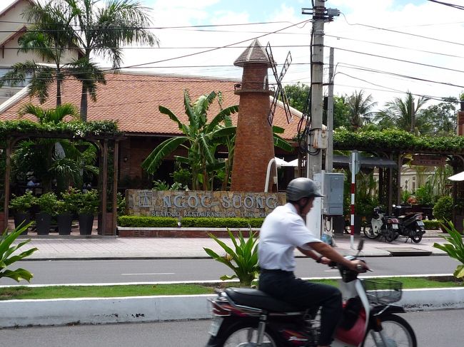 3日目昼飯。<br /><br />アナマンダラから歩いて5分のところにあるゴック・スーンで食事（ホテルから北上して反対側で風車が目印）ベトナムは、何を食べてもはずれがなさそう〜どれもおいしかったなぁ〜