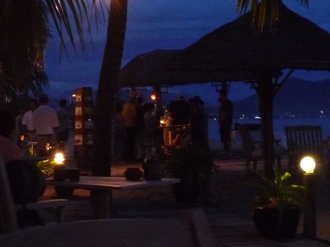 3日目夜。<br /><br />来る前に水曜開催と思っていたカクテルパーティが本日木曜開催。夜のビーチサイドで贅沢な一時をすごしちゃった。ゆっくりと時間が流れるのは、いいっすねぇ〜〜