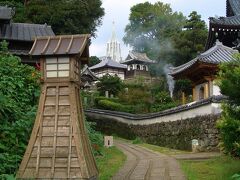 瑞雲寺と聖フランシスコザビエル記念教会


一般に寺院と教会が見える風景として知られている。

手前が瑞雲寺。
背後の尖塔が聖フランシスコザビエル記念教会。