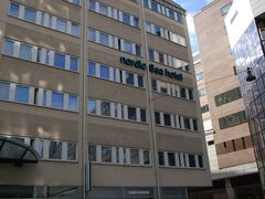 今日泊まるノルディックシーホテル。駅前で若干迷ったものの、すぐにたどり着くことが出来ました。
このホテル、去年の旅行で利用する予定だったのですが、日程が急に変更になって諦めることになったという因縁付き。かなり奮発してしまったのですが、駅前だとギリギリまで観光できますからね。

ホテルにはまだ入れなかったので、荷物を預かってもらってドロットニングホルム宮殿に行くことにします。