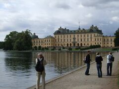 なんと美しい！建物自体が美しいというより、まわりの光景との調和が美しい！こんな素晴らしいところに宮殿を構えるなんて、なんて贅沢なんだろう・・・
この美しさ、1枚の写真では伝えきれない・・・