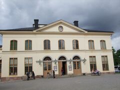 その後、宮廷劇場にダッシュ！着いたら11時55分、しかもチケット売り場は別の建物。急いでチケットを入手して再び戻ってきたら、ちょうどツアーが始まるところ。最初3人しかいなくてドキドキだったけど、遅れた人とかもあわせて10人ほどかな？ガイドツアーの開始です。

本当は「ガイドツアーでしか入れない」という言葉に負けて、入場する予定が無かったのですが・・・入場して本当に正解でした。200年以上も前の劇場がそのままの状態で残り、しかも当時の舞台装置がそのまま使える状態であるとのこと。しかも、数秒で舞台を転換させることや、地下から役者を登場させたり、波を表現させたりも・・・。ずっと忘れ去られていたというこの劇場。ここまで完全な状態で残っているという奇跡に、本当に驚かされました。そして、大理石にみえる貴賓席が実はハリボテだったり、あちこちの装飾が彫刻ではなくて絵でかかれたものであることとか、宴会場(？)が穀物倉庫になってたとか。本当に、驚きの連続。

これは・・・本当に来てよかった。ストックホルムに行く人みんなにお勧めしたい。