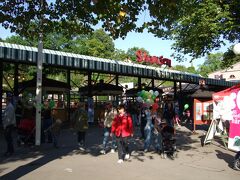 ストックホルム中心部に戻ってきました。
今日は8月31日。スカンセンは22時まで開いてるはずなので、行ってみることにしました。去年も実は行っていたのですが、本当にざっと見ることしか出来なかったので・・・。
駅前からバスに乗ると、途中で隣に座った人が「すみません」と日本語で声をかけてきてくれました。「どういたしまして」と答えると、「それはどういう意味？」と聞かれ(今度は英語)、それがきっかけで色々とお話させてもらいました。休暇で来ているというと、自分は正月明けは暇だからタイに行く、子供が学校に入るとゆっくり旅行できないから、と。子供さん？と聞くと、指差した先には本当に可愛らしい子供さんがお母さんと座ってました。これからチボリ公園に行くというその幸せそうな顔に、こちらも嬉しくなります。
最後別れる前に、「今日家に来い！SUSHI作る予定なんだ！」と誘ってくださいました。きっと良い人に違いないのだけど、一人旅ゆえに安全第一。ごめんなさいしました。今考えれば、やっぱり行ったらよかったかも。。

さて、肝心のスカンセンですが。「17時には建物が見学できなくなっちゃうの」ということだったので、明日時間があれば改めて来る事にしました。22時までといっても、全部オープンしてるわけじゃないってことね。。