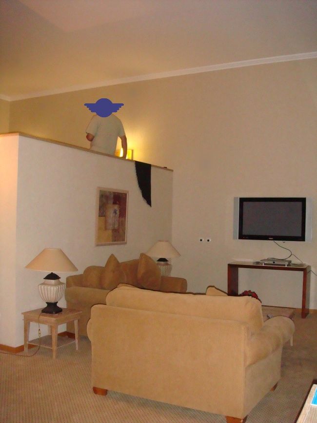 エグゼクティブ・ルームってスィートでした！<br /><br />２人にはもったいない、贅沢なこの空間。<br />メゾネット・タイプで上が寝室部分、下がサロン。<br /><br />プラズマ大画面のＴＶで、オリンピックの男子テニス、ナダルの試合を見ましたよ〜<br /><br />10ユーロの違いでこれは良い良い！<br />最終日は遅めのチェックアウト（１４時）ができるし、朝食込み。<br />ホテル吟味した甲斐がありました。