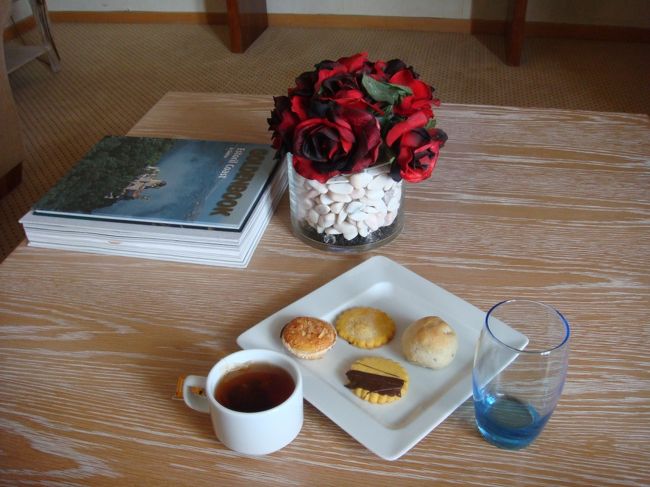 夕方にはクッキーとミネラルウォーターのサービスを持ってきてくれました。<br /><br />部屋にはティーサービスもあった。