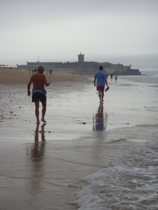 ２日目（シントラに行った日）は朝からどんよりした天気だった。<br /><br />チャポチャポと足を濡らしながら1?ほど向こうまで行って、戻ってくる・・・<br />それだけなんだけど、楽しい。<br /><br />部屋に帰って着替えて、シントラ観光へ出かけました。