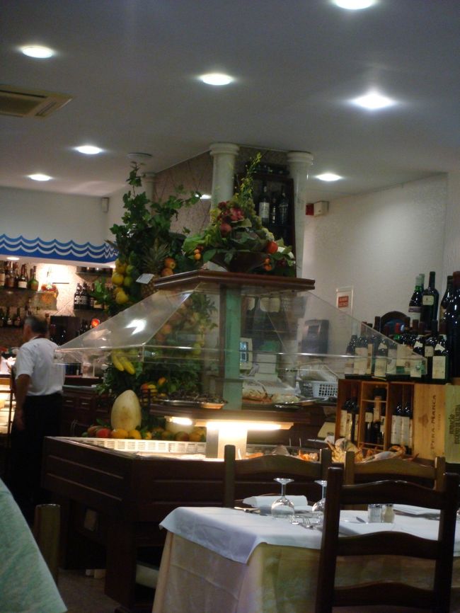 １日目の夜はホテルのレストランのビュッフェにしたのですが、大して美味しくなかった。<br /><br />２日目の夜はホテル近くの海産物の店に入りました。<br /><br />散財するぞー！