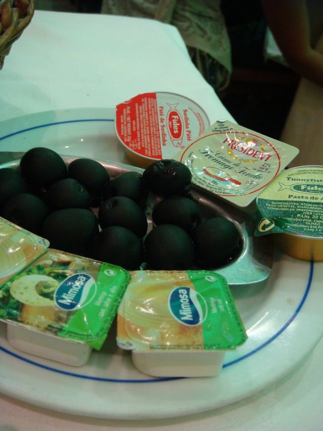 ポルトガルで絶対に出てくる、オリーブとバター類。<br /><br />前菜はメニューから取らなくても、小皿に盛られて大きなお盆にたくさん並べて持ってきてくれるので、好きなのを見て選べます。<br /><br />この日は海産物をたくさん頼んだので、小皿は取りませんでした。