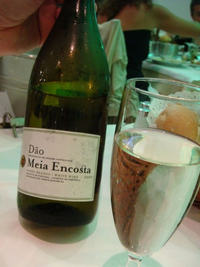 ポルトガルの白ワインで有名な原産地呼称「Vinho Verde ビーニョ・ヴェルデ」<br /><br />直訳すると「緑のワイン」ですが、<br />意味は「若いワイン」といったところ。<br />アルコールが８％と低く、かすかに炭酸を含みフレッシュで飲みやすいワインです。<br /><br />夏には、そしてシーフードにはぴったり！