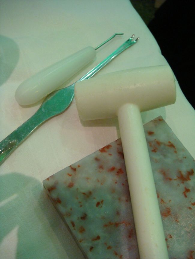 解体道具が色々と出てきました・・・<br /><br />？！トンカチィ？！<br />（ご丁寧に大理石の叩き台も）<br /><br />何が出てくるのよ〜