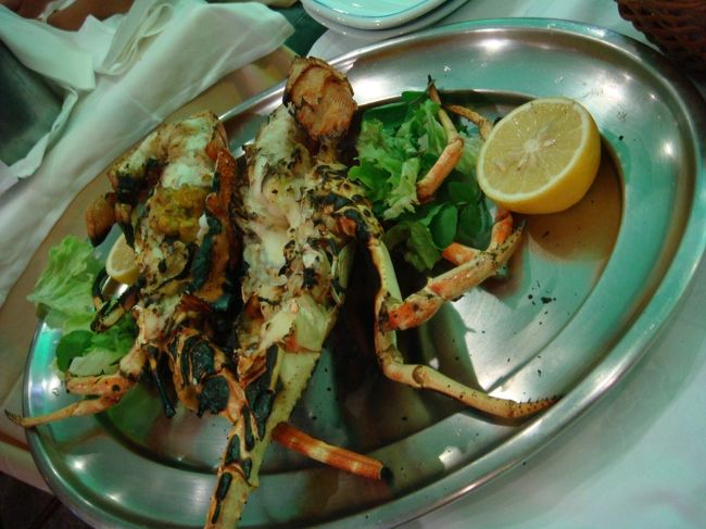 コレコレ　奮発しました。<br /><br />1?85ユーロのイセエビ　高いよー<br />１?半くらいありました。<br /><br /><br />生簀から取り上げてきたのを料理する前に見せにきてくれましたが、カメラを用意していなかったので撮れなかった！<br /><br />ごめんよー　さっきまで生きていたのに。<br />美味しい命を私達、無駄にはしません。