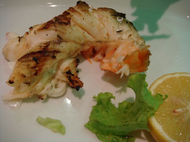 目の前で「ムキッムキッ」っと取分けてくれて、一旦台所に戻って、細かい身をほじくり出して持ってきてくれました。