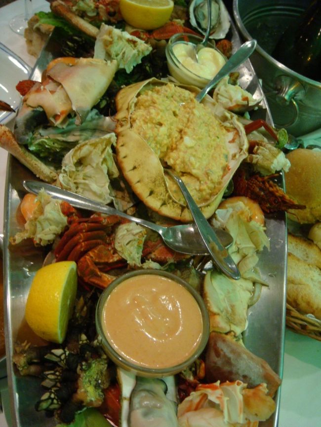 こっちは２人分のマリスカーダ（海の幸盛り合わせ）<br /><br />海老やカニや貝類が所狭しと並べられてます。<br />言葉も発せずに黙々と解体作業をしながら頂きます。<br /><br />８月なのに生牡蠣があった。<br />「Ｒ」のついてない月だぞ〜と思いながらも、身がプリップリッしていて新鮮そう！　<br />食べちゃった。<br />夫は気にして食べなかったので、夫の分も頂戴しました。　お腹ヘッチャラでしたよん♪<br />美味しかった。<br />