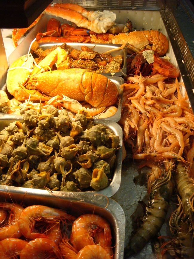 入り口にあった冷蔵庫の中。<br /><br />賑やか〜♪♪