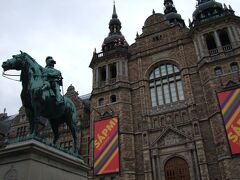 次はお隣の北方民族資料館へ。こちらはあまり英語の展示が無く(オーディオガイドはあったけど、時間が無かったので)、よく分からないのが惜しかったけど・・・。昔の結婚衣裳、家の様子、おもちゃなんかが展示してあってなかなか興味深い。特に面白かったのは、年代別のご馳走！年代によって料理の内容が変わっていくのがよく分かる。美味しそうだな〜。
写真をバチバチ撮っちゃったものの、出口に来て「全フロア撮影禁止です」とちっちゃく書いてあるのを発見。もっと大きく書いておいてよ〜！