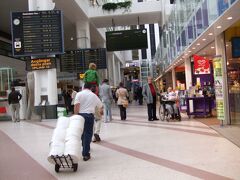 もう時間は13時近い。スカンセンは諦めて、ホテルに戻ることにします。
途中でNKやオーレンスなども見ましたが、これというものもなく、ウィンドーショッピングのみ。最後にCOOPでたらこペーストとKEXだけ自分用に購入。そういえば、折角デザインの街に来てるのに、ろくに雑貨屋めぐりとかしたことないな・・・。

というわけで、いよいよ空港バス乗り場まで来ました。もう離れなきゃならないのが、本当に惜しい。また来たいなぁ、ストックホルム。去年出会ったラップランドに住む青年が心からストックホルムを愛してたこと、納得できる気がする・・・