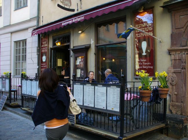 Maiたちも、大聖堂の近くで見つけた、<br />チョコレートケーキが美味しい！と有名なお店に<br />入ることにします。<br />