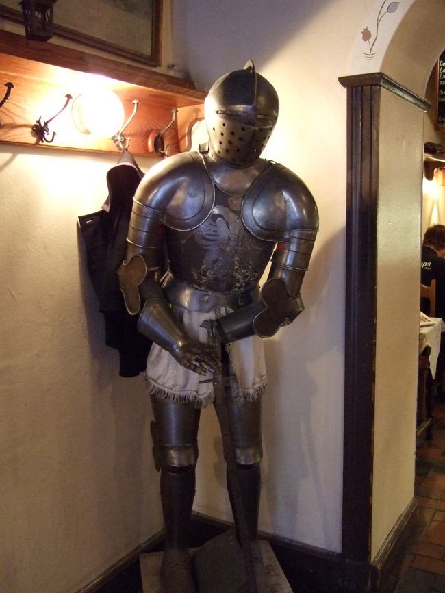 お店の中に入ると、歴史のある建物らしく、<br />また、甲冑が飾られています。<br />