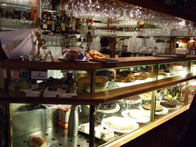 こちらでは、スウェーデンの家庭料理が頂けるそうですが、<br />Maiたちは、やはり「チョコレートケーキ」を頂くことにします。<br /><br />Mai「チョコレートケーキをお願いします〜」<br />   「生クリームタップにしてね！」<br />