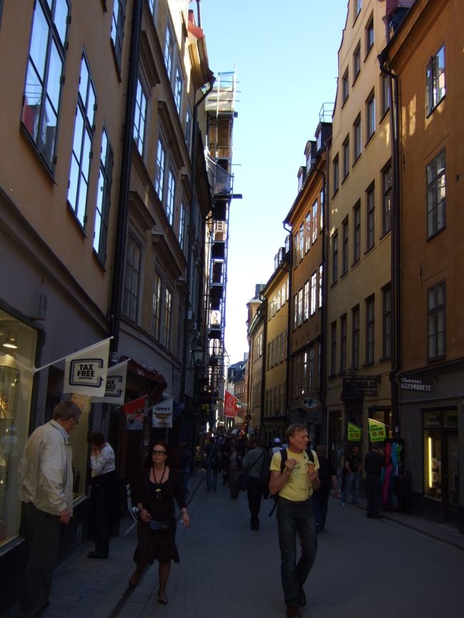 美味しいケーキも頂き大満足！<br /><br />歩いていると、人通りの多い通りに出ました。<br />