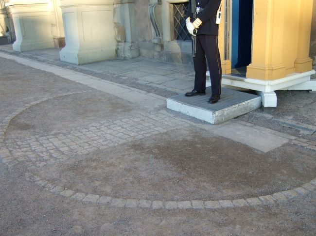 兵隊さんの足元にあるこの「円」。<br />ツーショットを撮りたくで、この中に入ると、<br />「ダメダメ」と怒られました。<br />