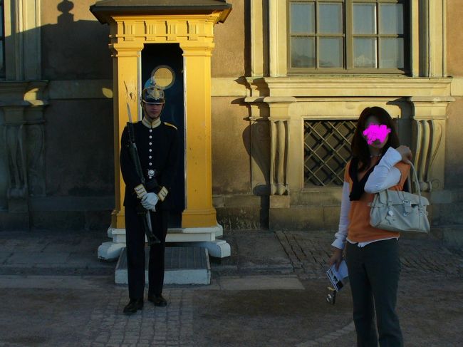 どうしても、この綺麗な兵隊さんと、<br />ツーショットが撮りたいMai(笑)<br /><br />円の外と中とでツーショット〜〜♪<br />って、ちょっとムリがある・・涙