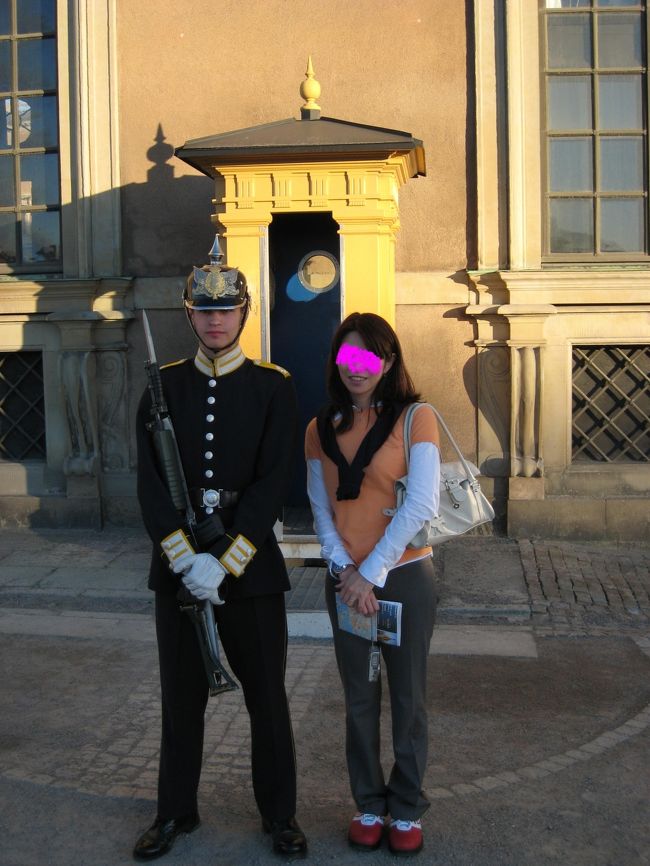 それならば、っと、兵隊さんにお願いして、<br />「円の外」まで出てきて頂き、<br />ようやく、ツーショット〜〜♪(^O^)<br /><br />兵隊さん、ありがとうございます！<br />