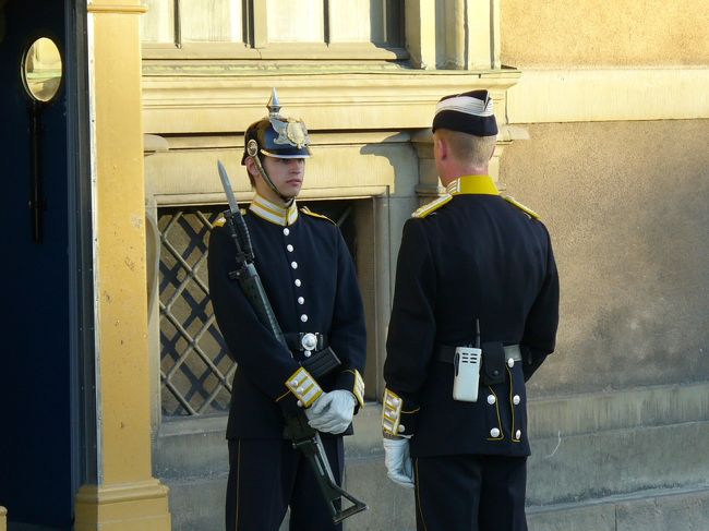 言葉は分からないけれど、随分強い口調で、<br />上官さんが話しかけます。<br /><br />も、、、もしかして、、、怒られてる？<br /><br />も、、、もしかして、、、Maiと円の外で、記念撮影したから？？<br /><br />