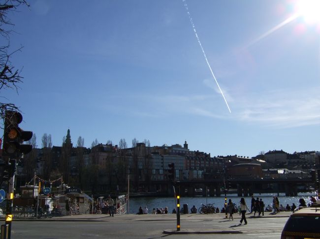 路地を抜けて、旧市街（ガムラスタン）の端に出ました。<br /><br />お天気が良くて気持ちいい〜〜♪